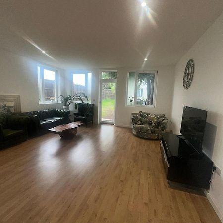 North London A Spacious 7 Bedroom House Accommodating Up To 18 People Complete With Own Gym And Table Tennis エクステリア 写真