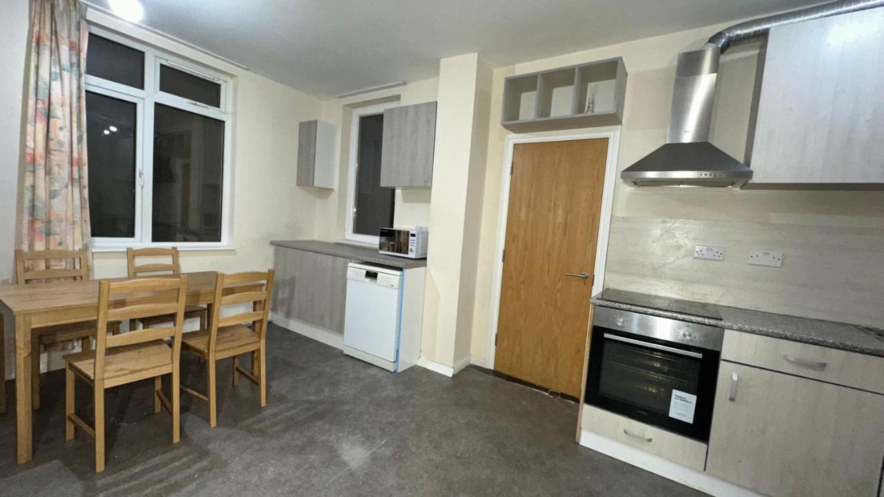 North London A Spacious 7 Bedroom House Accommodating Up To 18 People Complete With Own Gym And Table Tennis エクステリア 写真
