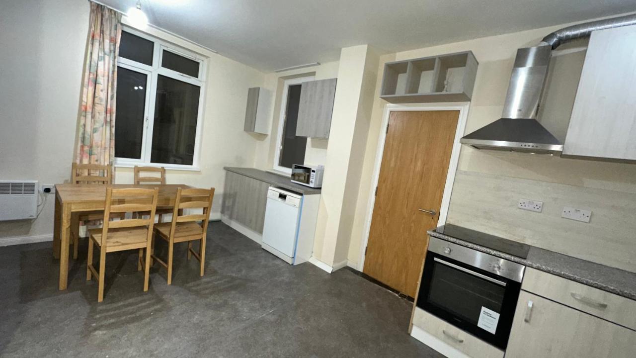 North London A Spacious 7 Bedroom House Accommodating Up To 18 People Complete With Own Gym And Table Tennis エクステリア 写真
