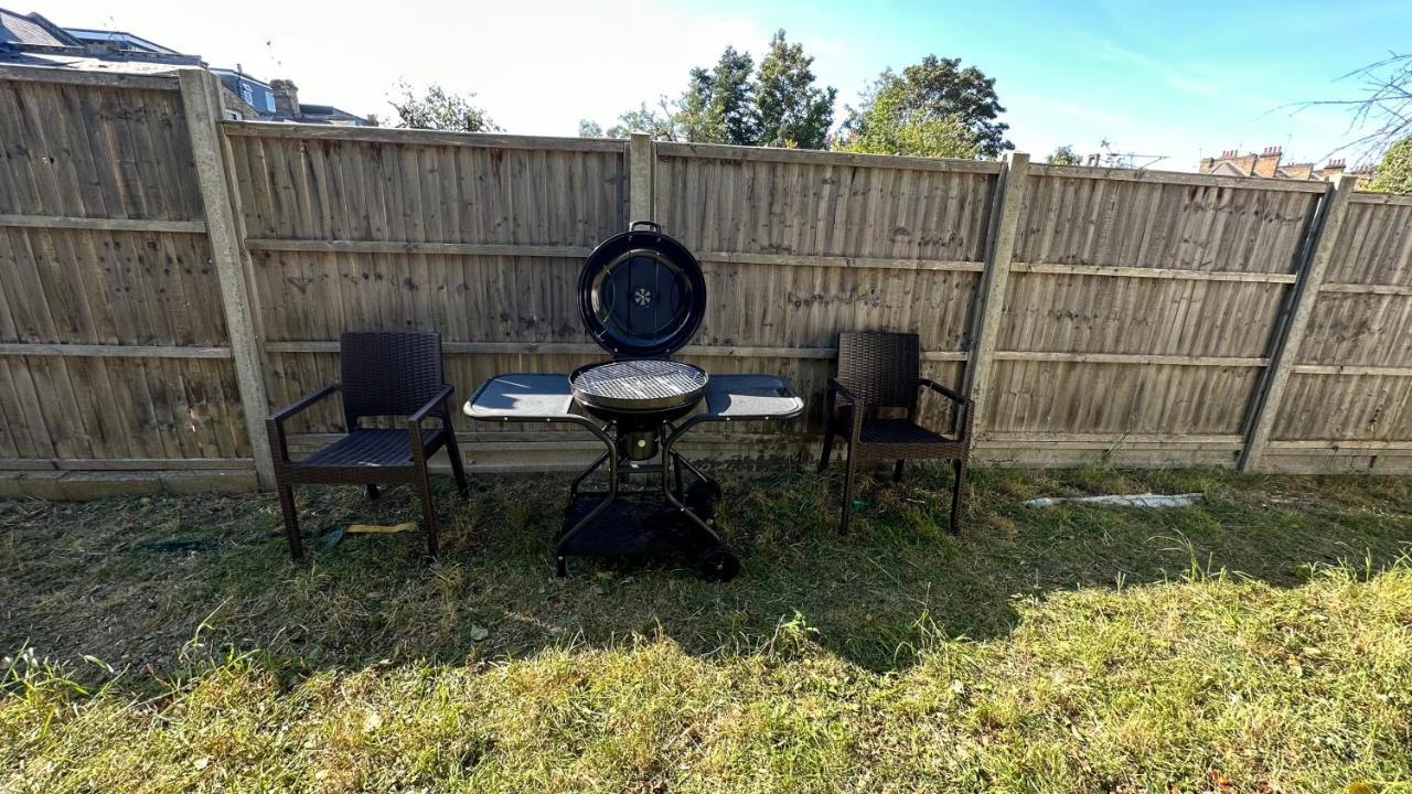 North London A Spacious 7 Bedroom House Accommodating Up To 18 People Complete With Own Gym And Table Tennis エクステリア 写真