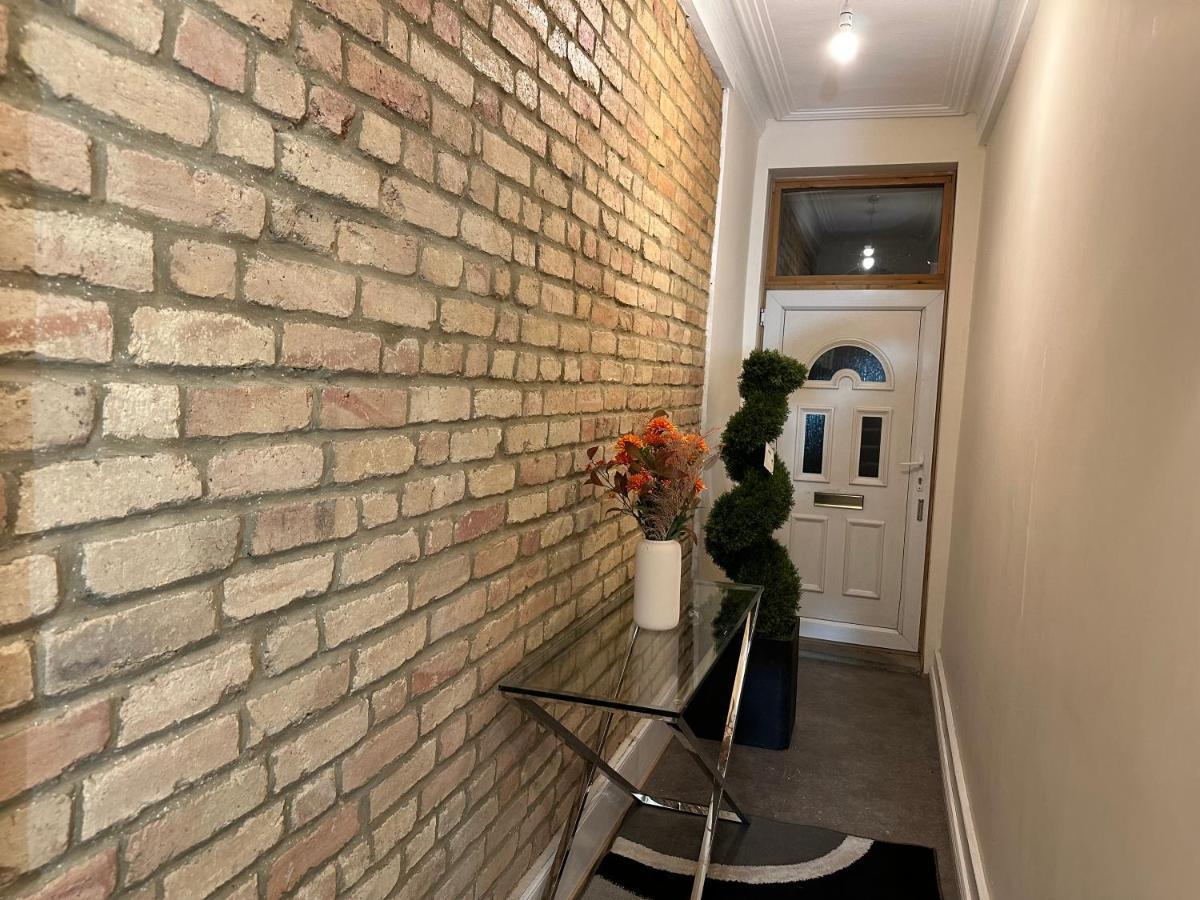 North London A Spacious 7 Bedroom House Accommodating Up To 18 People Complete With Own Gym And Table Tennis エクステリア 写真
