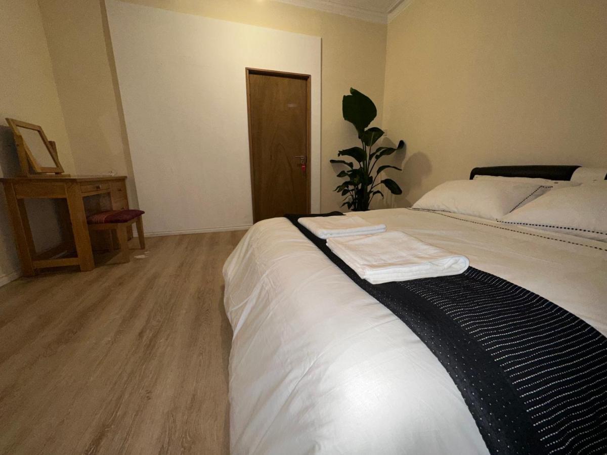 North London A Spacious 7 Bedroom House Accommodating Up To 18 People Complete With Own Gym And Table Tennis エクステリア 写真