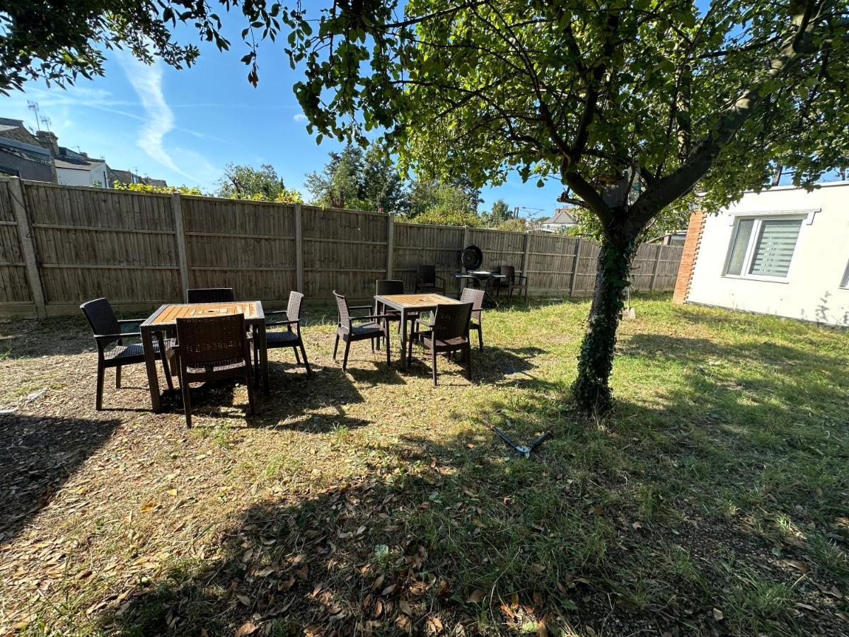 North London A Spacious 7 Bedroom House Accommodating Up To 18 People Complete With Own Gym And Table Tennis エクステリア 写真