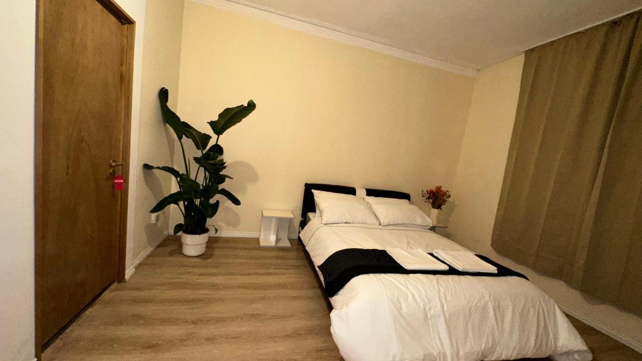 North London A Spacious 7 Bedroom House Accommodating Up To 18 People Complete With Own Gym And Table Tennis エクステリア 写真