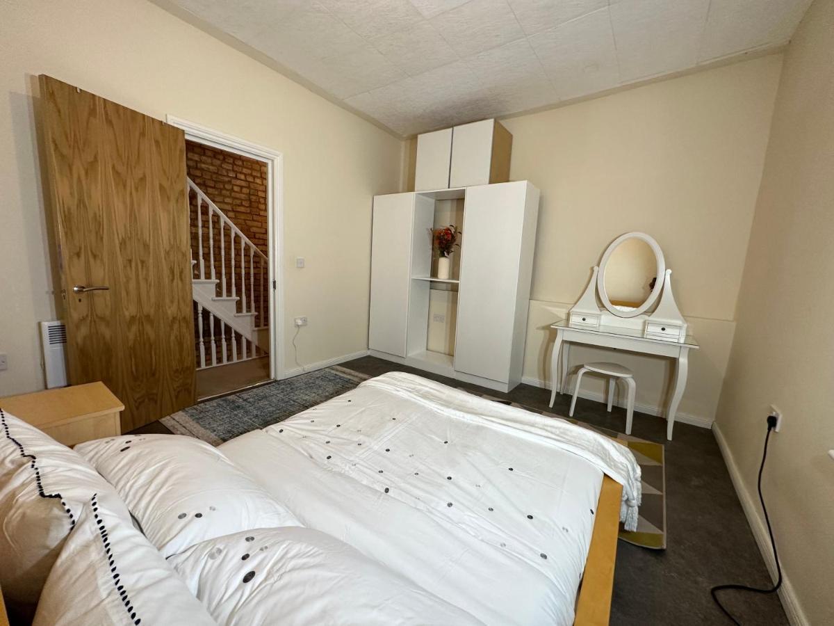 North London A Spacious 7 Bedroom House Accommodating Up To 18 People Complete With Own Gym And Table Tennis エクステリア 写真