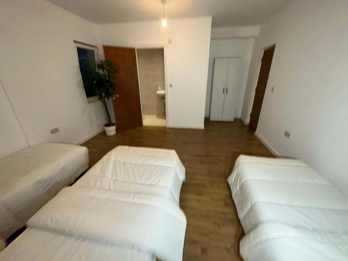 North London A Spacious 7 Bedroom House Accommodating Up To 18 People Complete With Own Gym And Table Tennis エクステリア 写真