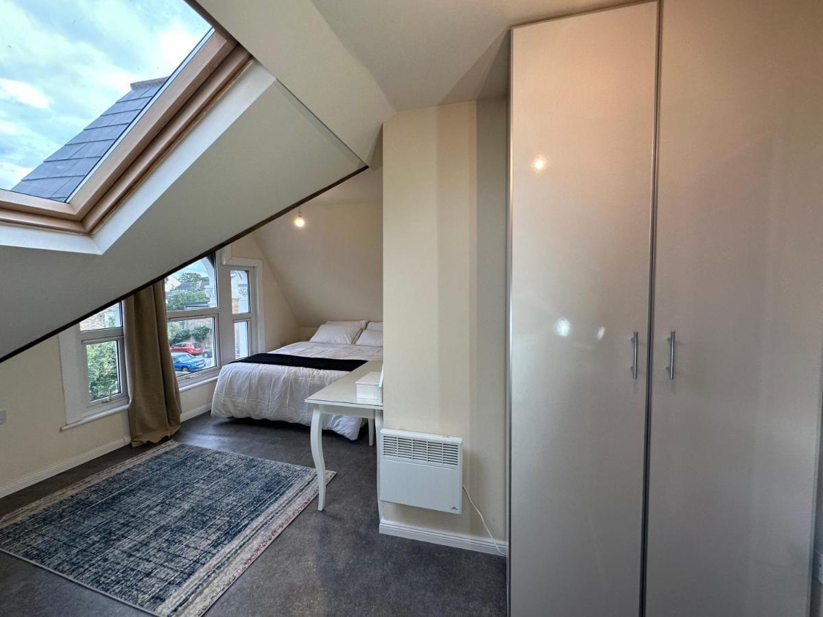 North London A Spacious 7 Bedroom House Accommodating Up To 18 People Complete With Own Gym And Table Tennis エクステリア 写真