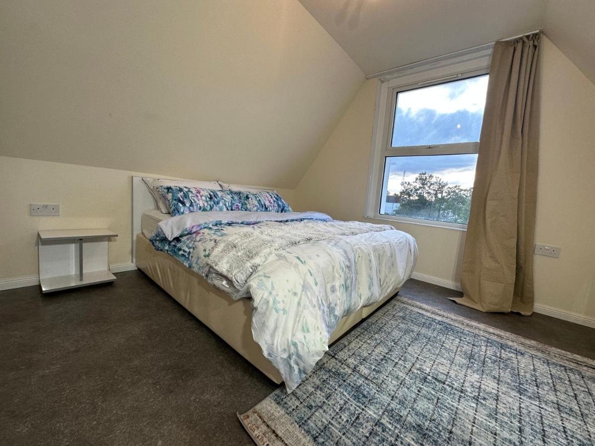 North London A Spacious 7 Bedroom House Accommodating Up To 18 People Complete With Own Gym And Table Tennis エクステリア 写真