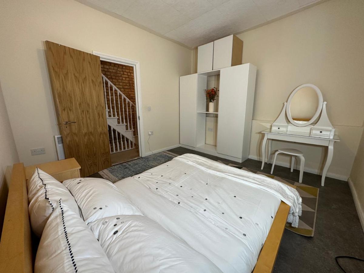 North London A Spacious 7 Bedroom House Accommodating Up To 18 People Complete With Own Gym And Table Tennis エクステリア 写真