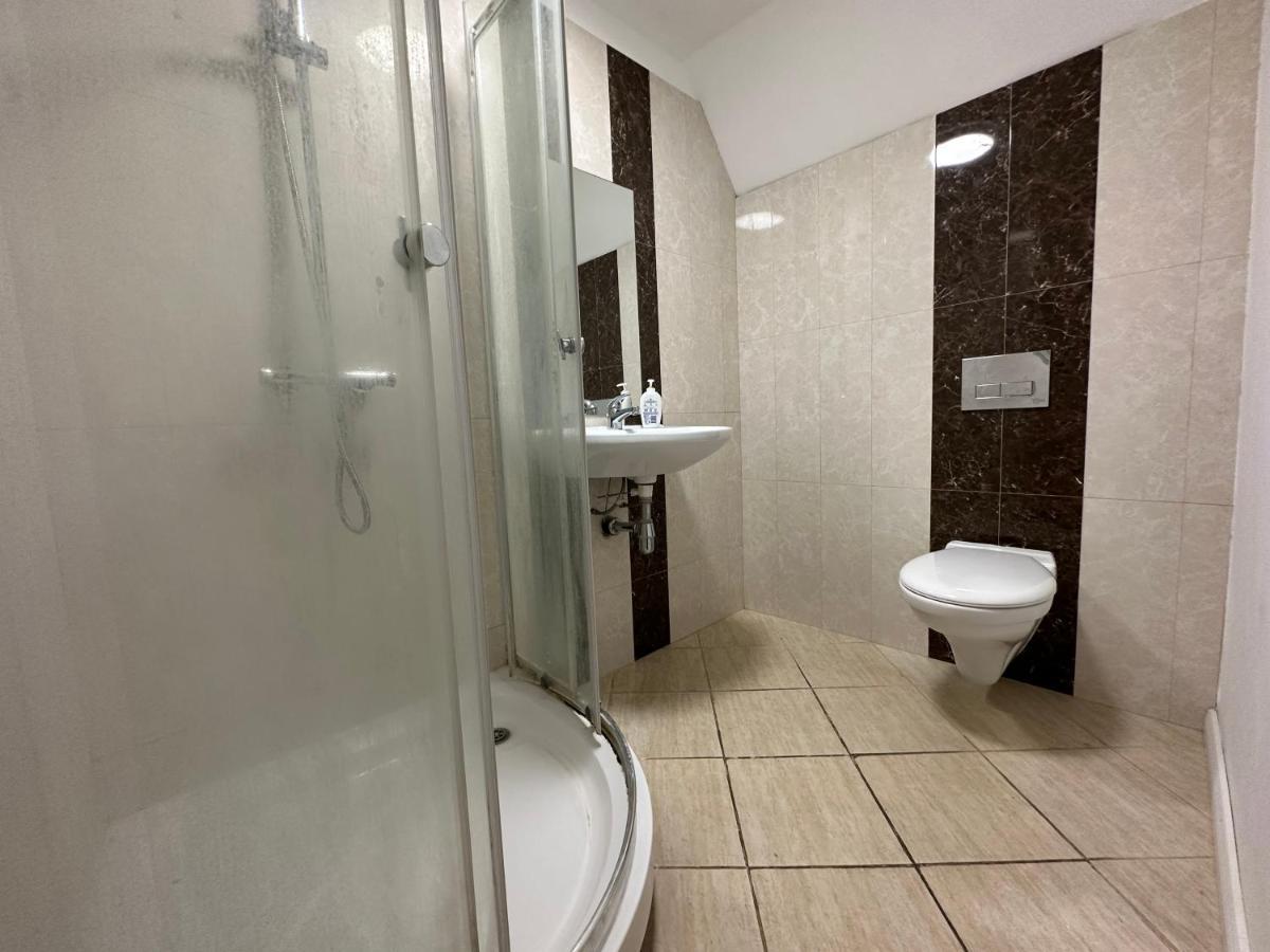 North London A Spacious 7 Bedroom House Accommodating Up To 18 People Complete With Own Gym And Table Tennis エクステリア 写真