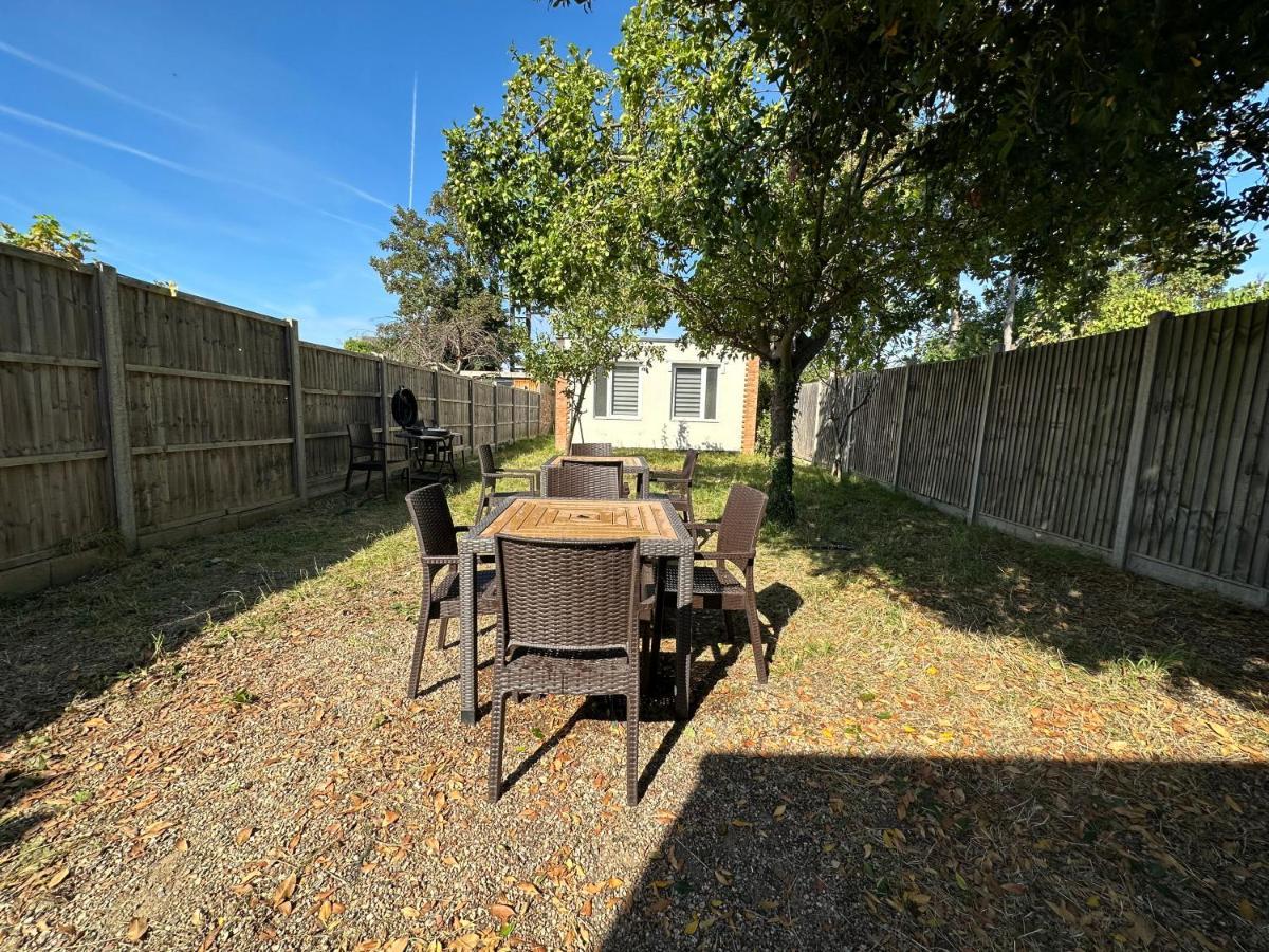 North London A Spacious 7 Bedroom House Accommodating Up To 18 People Complete With Own Gym And Table Tennis エクステリア 写真