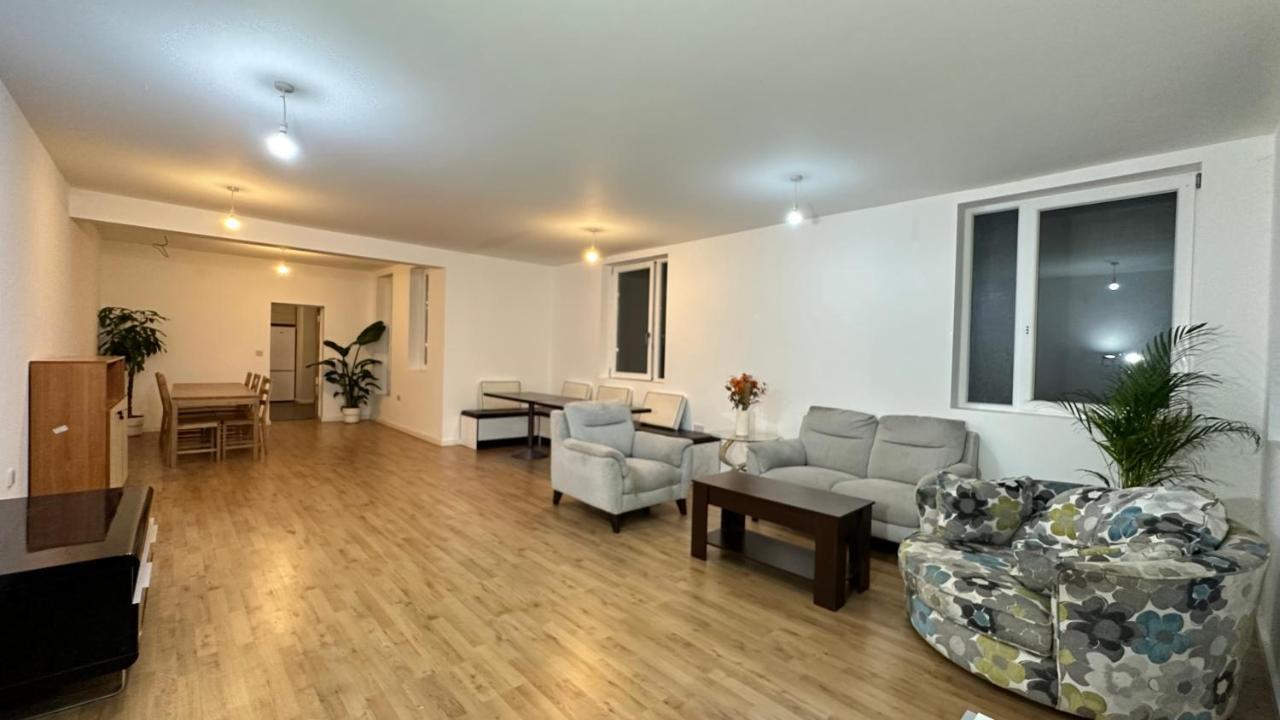 North London A Spacious 7 Bedroom House Accommodating Up To 18 People Complete With Own Gym And Table Tennis エクステリア 写真
