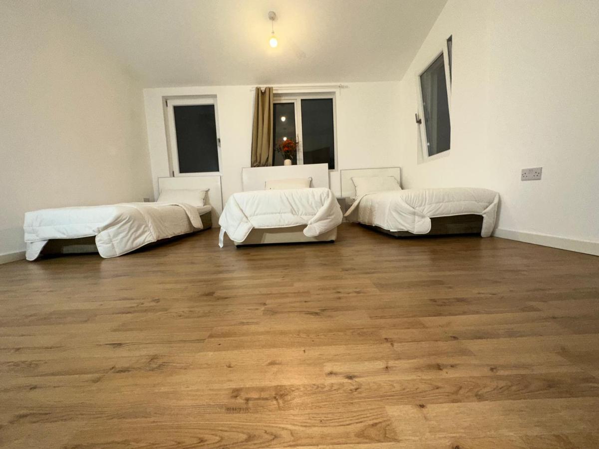 North London A Spacious 7 Bedroom House Accommodating Up To 18 People Complete With Own Gym And Table Tennis エクステリア 写真
