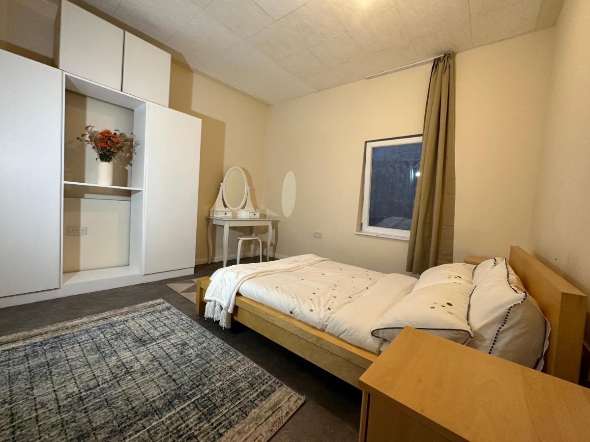 North London A Spacious 7 Bedroom House Accommodating Up To 18 People Complete With Own Gym And Table Tennis エクステリア 写真