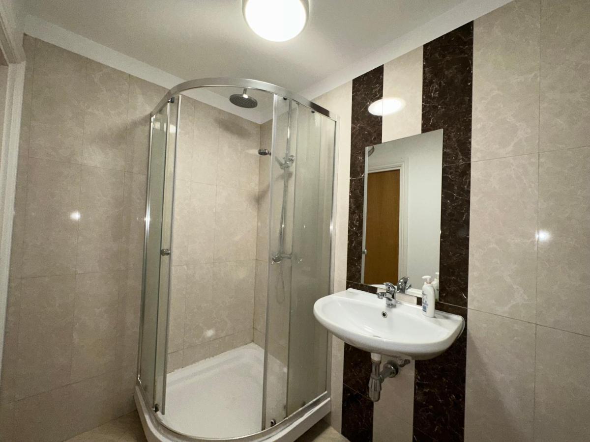 North London A Spacious 7 Bedroom House Accommodating Up To 18 People Complete With Own Gym And Table Tennis エクステリア 写真