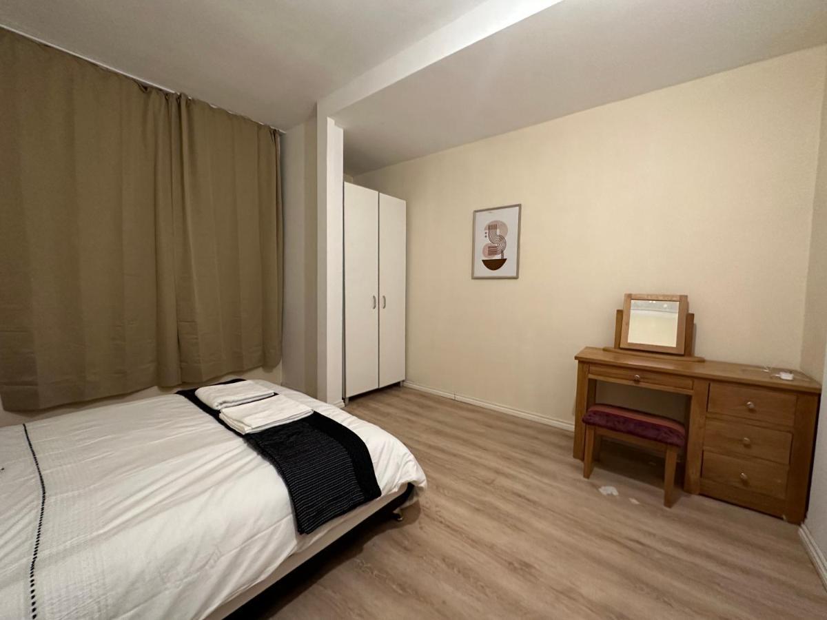 North London A Spacious 7 Bedroom House Accommodating Up To 18 People Complete With Own Gym And Table Tennis エクステリア 写真