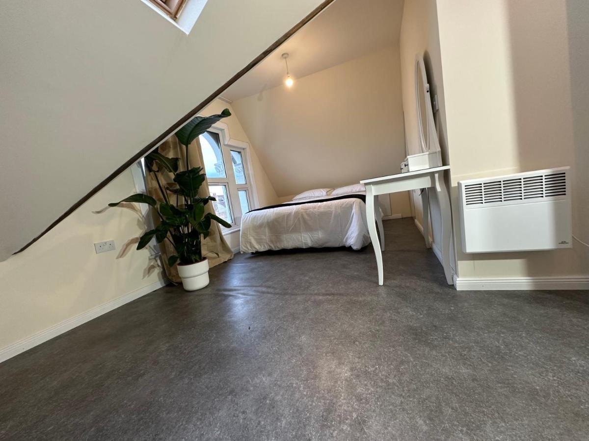 North London A Spacious 7 Bedroom House Accommodating Up To 18 People Complete With Own Gym And Table Tennis エクステリア 写真