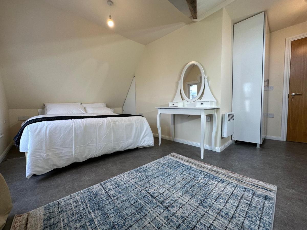 North London A Spacious 7 Bedroom House Accommodating Up To 18 People Complete With Own Gym And Table Tennis エクステリア 写真