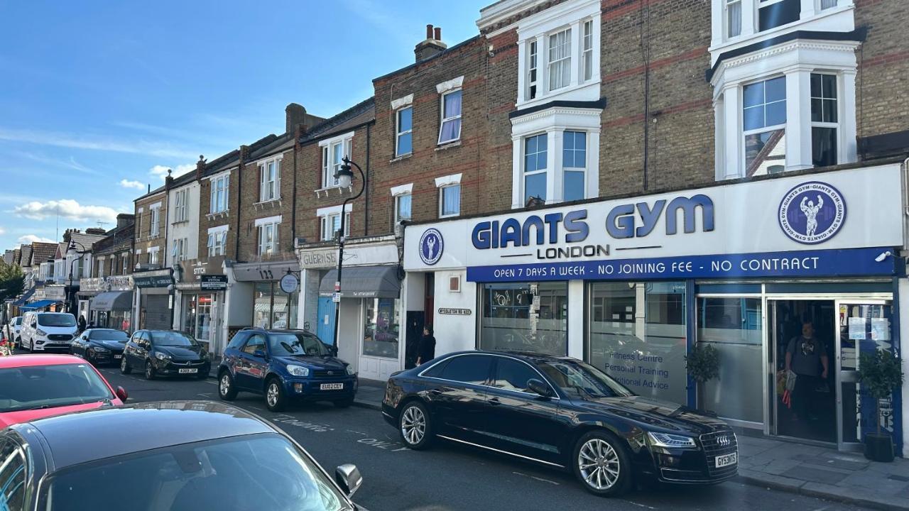 North London A Spacious 7 Bedroom House Accommodating Up To 18 People Complete With Own Gym And Table Tennis エクステリア 写真