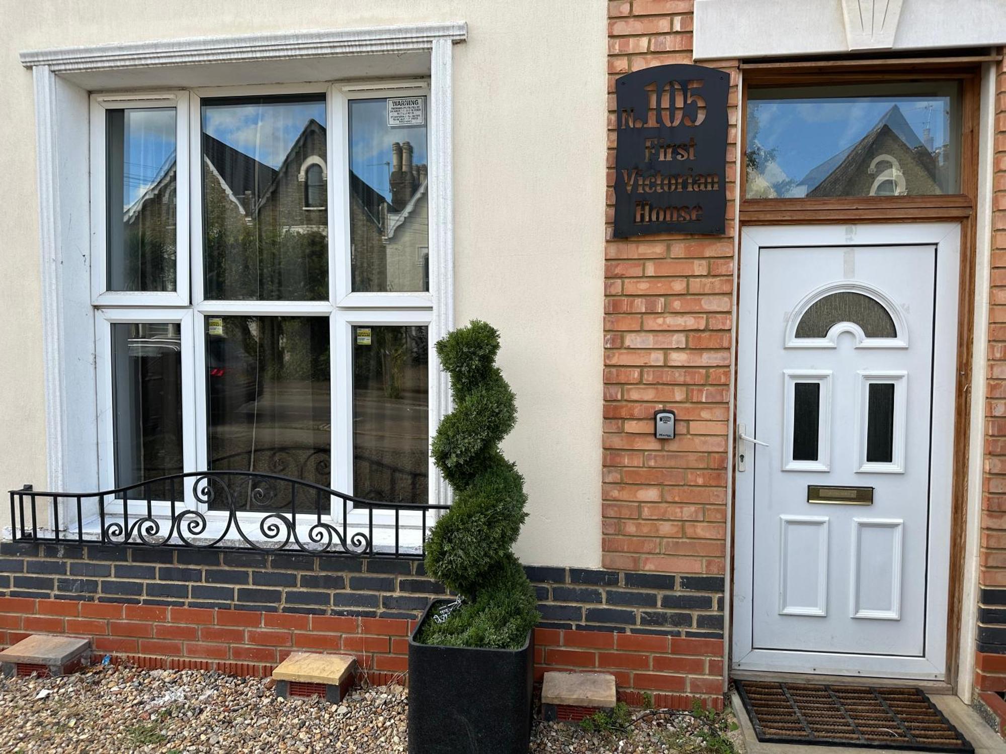 North London A Spacious 7 Bedroom House Accommodating Up To 18 People Complete With Own Gym And Table Tennis エクステリア 写真