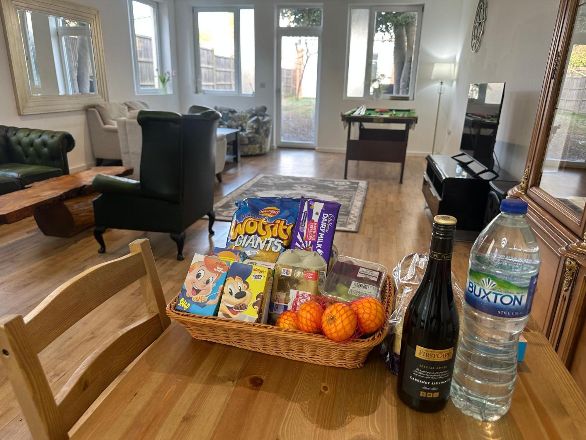 North London A Spacious 7 Bedroom House Accommodating Up To 18 People Complete With Own Gym And Table Tennis エクステリア 写真