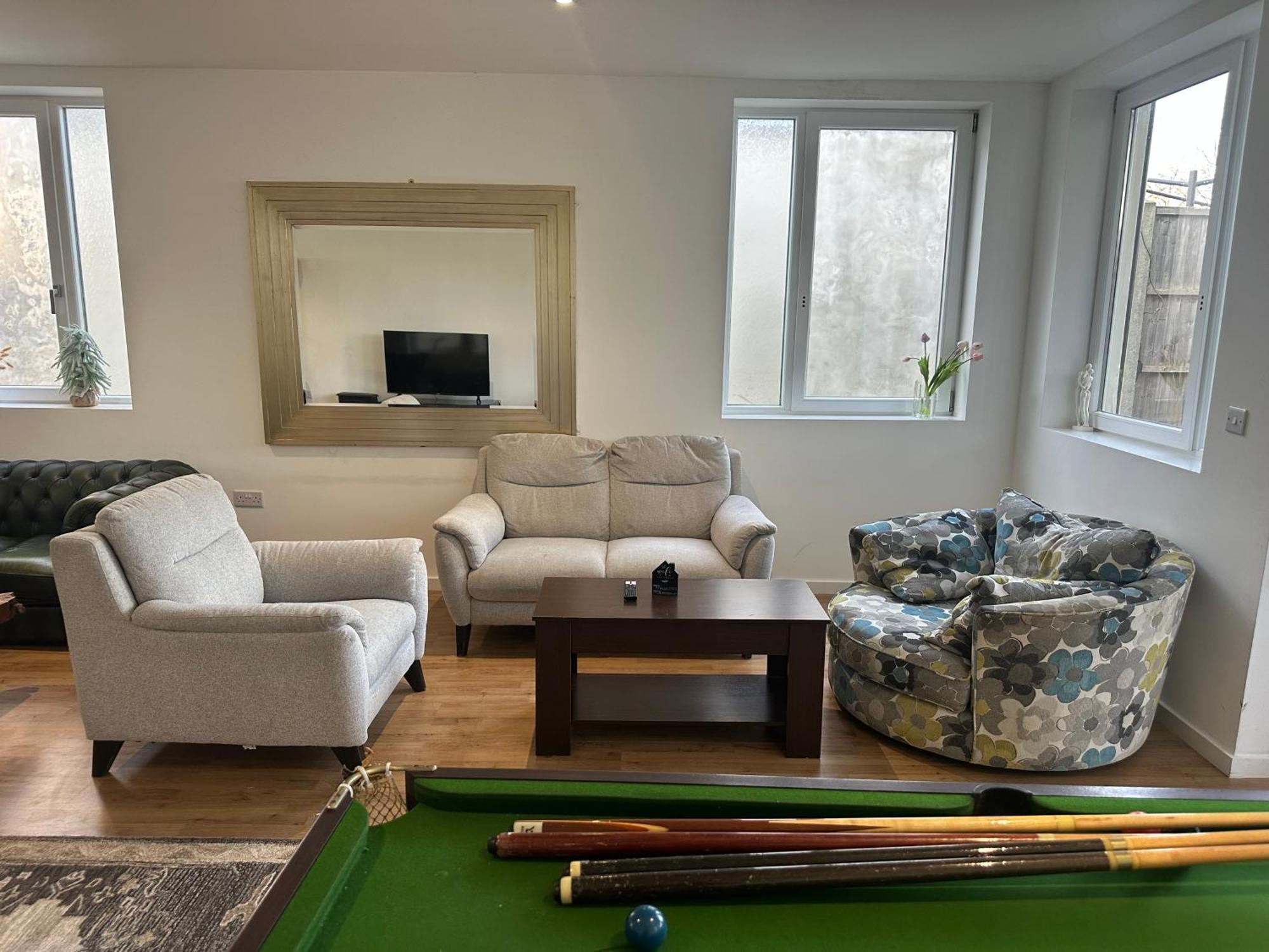 North London A Spacious 7 Bedroom House Accommodating Up To 18 People Complete With Own Gym And Table Tennis エクステリア 写真