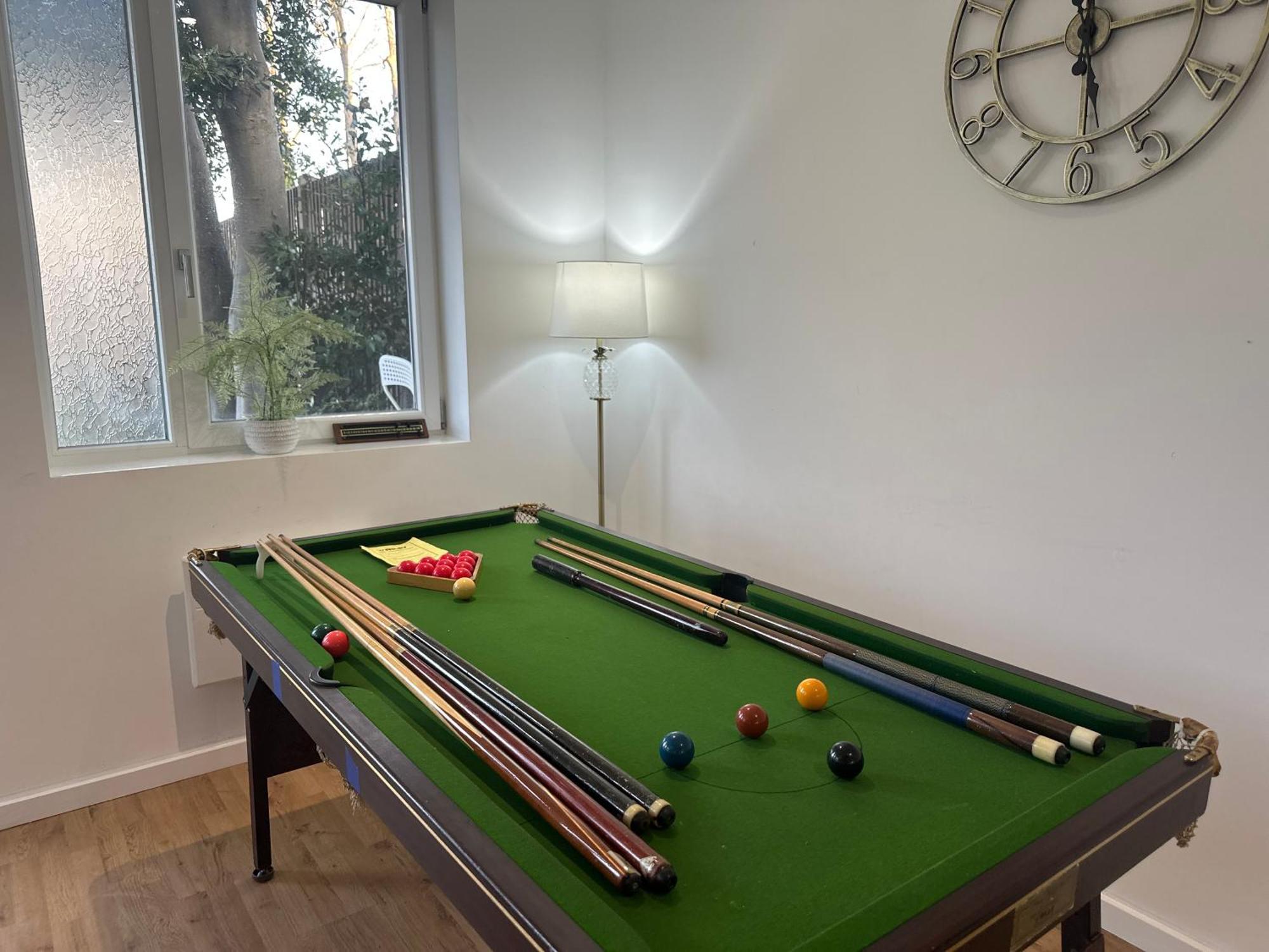 North London A Spacious 7 Bedroom House Accommodating Up To 18 People Complete With Own Gym And Table Tennis エクステリア 写真